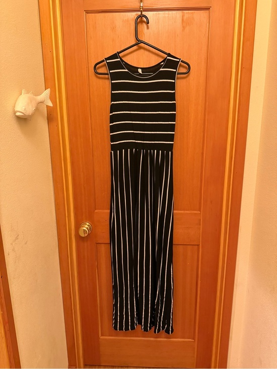 Hount Dresses & Skirts - Black and White Striped Sleeveless Maxi Dress With Pockets